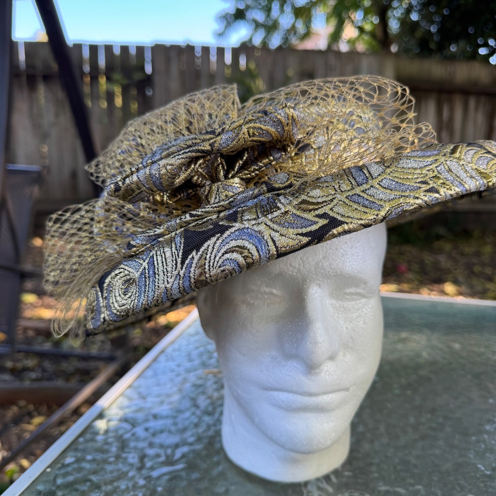 Figurina New York Gold Silver Brocade Peacock Feather Church Derby Hat w/ Veil